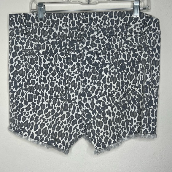 Forever 21+ Women's Leopard Print Denim Shorts - Picture 4 of 5